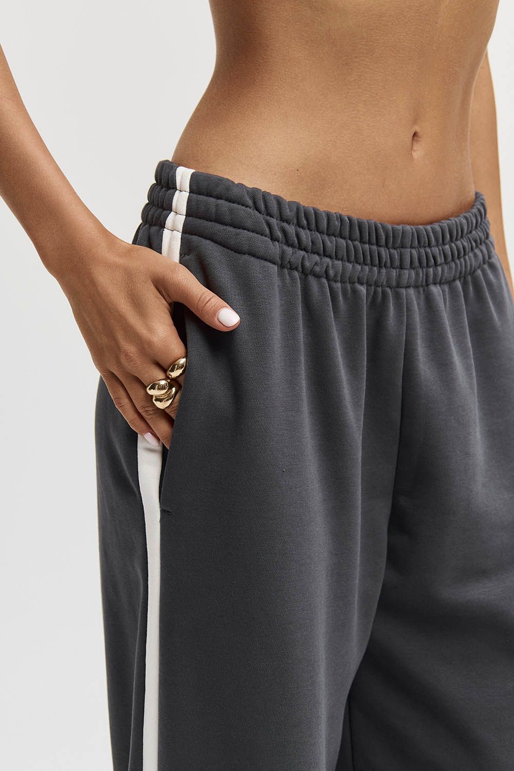 Широкие джоггеры без начеса с лампасами цвета антрацит