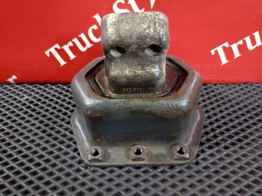 Подушка двигателя задняя