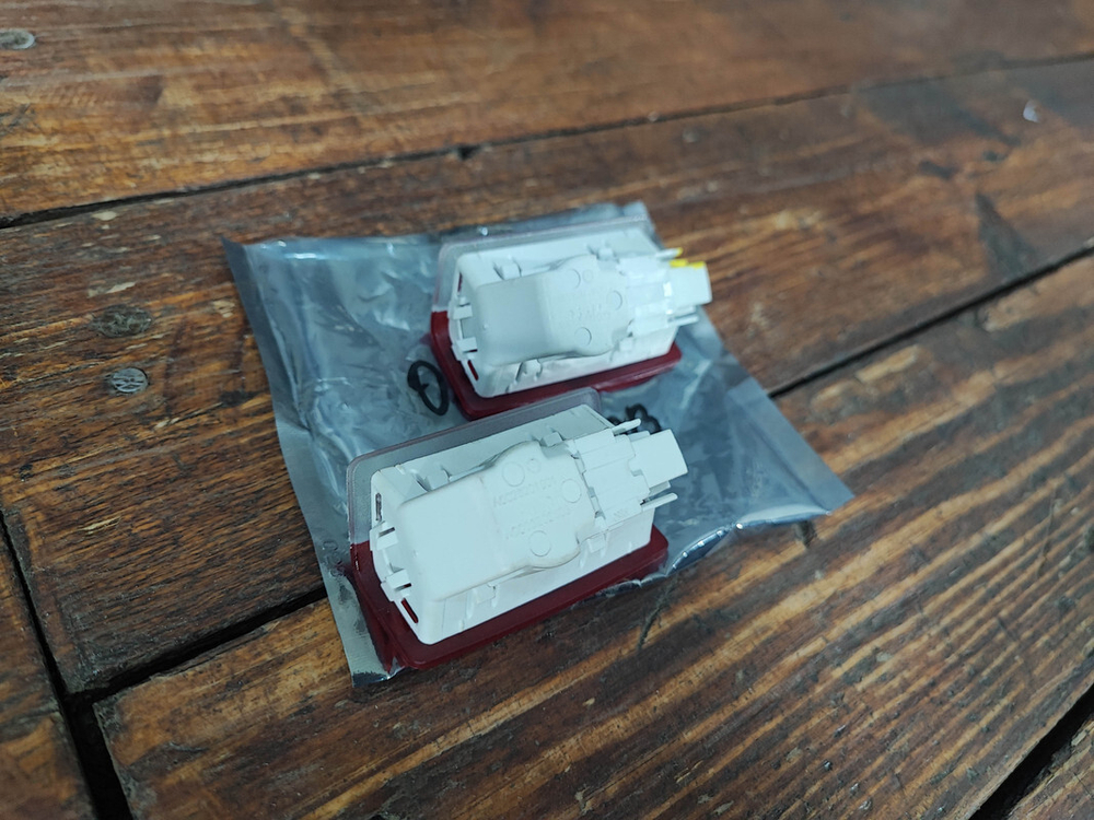 Плафоны подсветки двери Mercedes E (W213) Новые Оригинал A0028201901