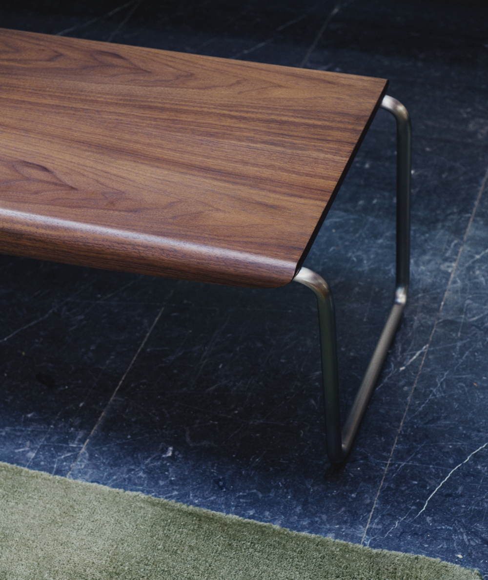 Скамья Tarsel из 100% орехового шпона с конструкцией из матовой стали