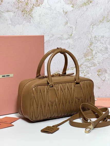 Сумка MIU MIU Arcadie matelassé из кожи наппа, карамельный
