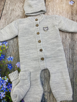 Вязаный комплект на выписку 3 предмета "Мишка-Л" (комбинезон, шапочка, пинетки) (Цвет: Серый)