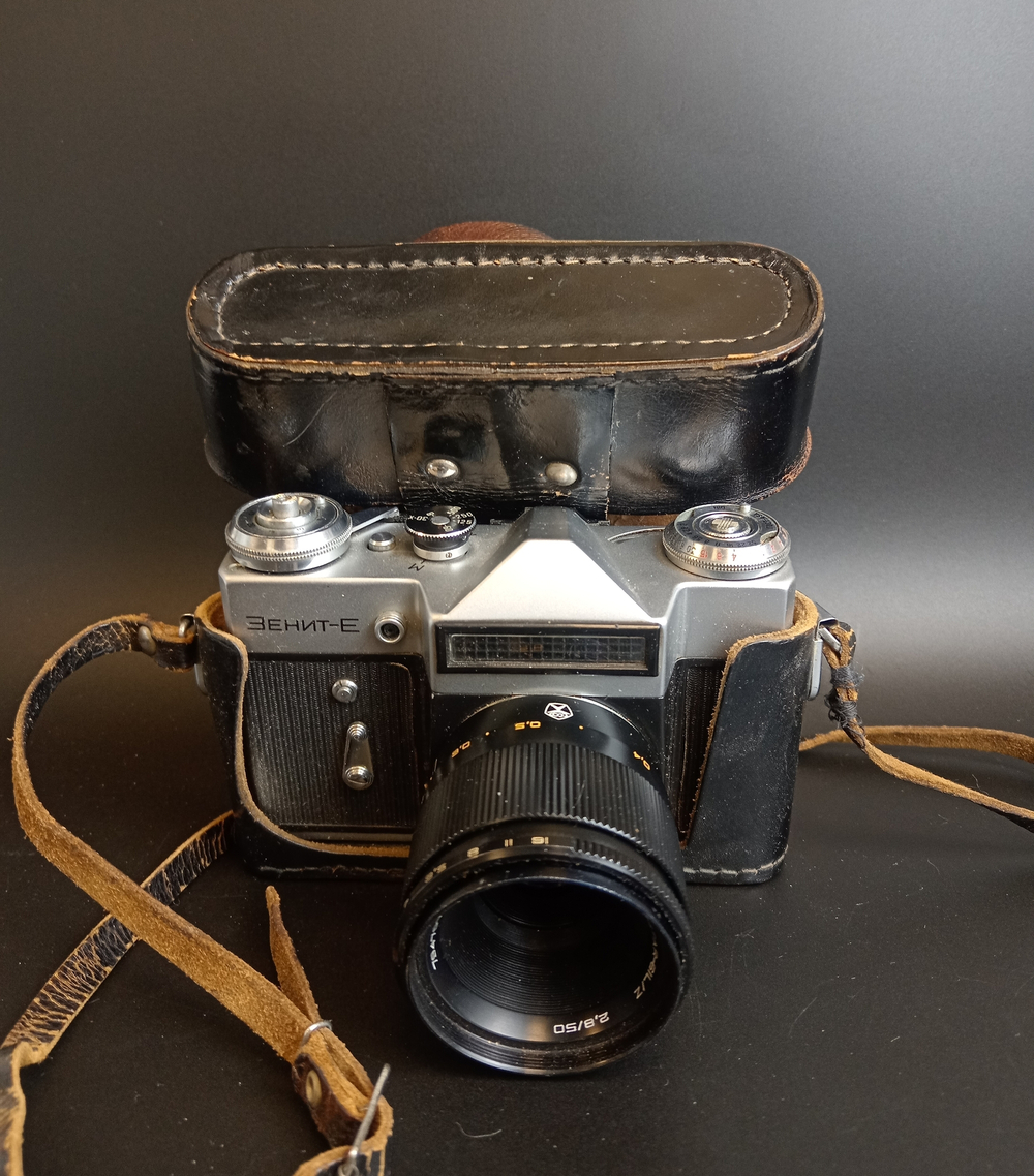 Фотоаппарат "Зенит-Е" с объективом "Индустар 61 L/Z", металл, стекло, кожа, пластик, Красногорский механический завод (КМЗ), СССР, 1977 г.