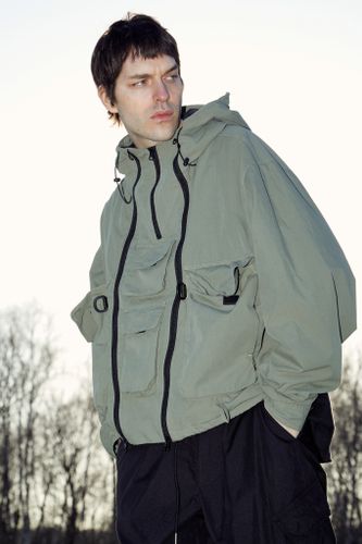 Зеленая ветровка с карманами 12G