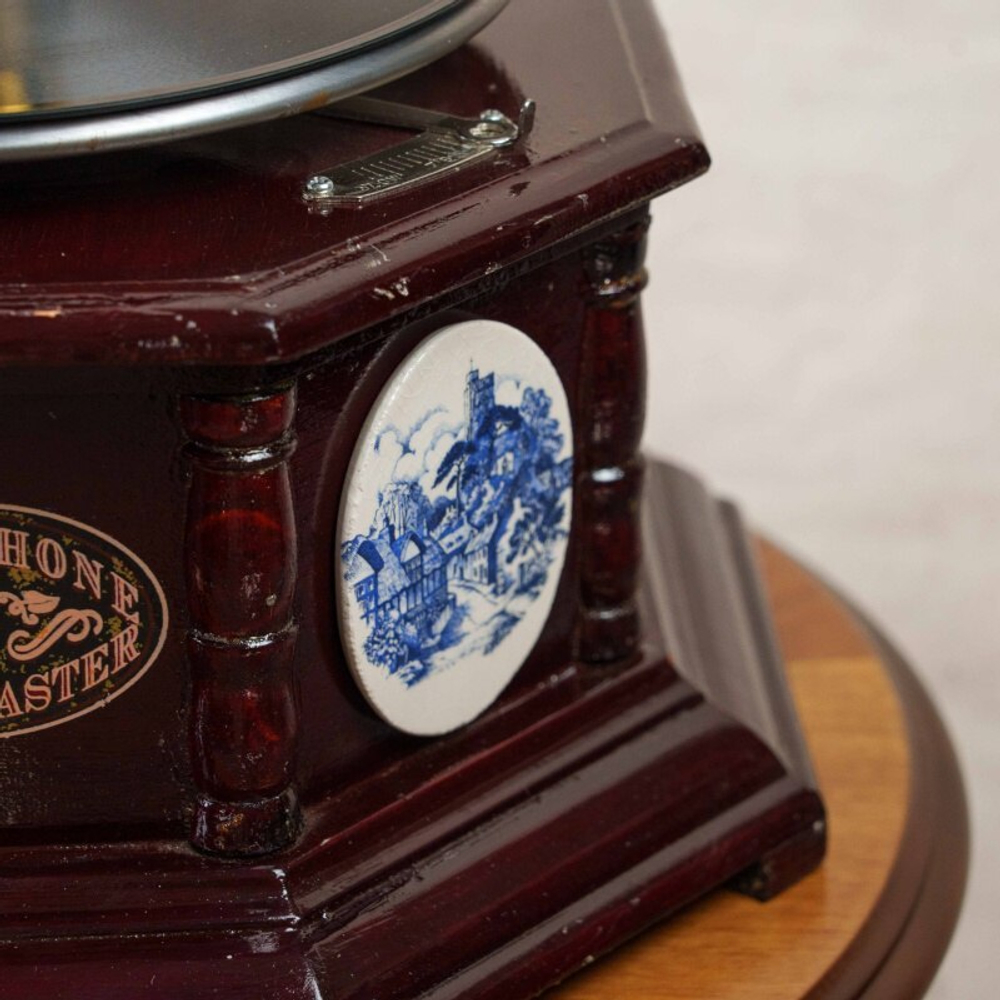 Граммофон с голландской керамикой