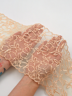 Вышивка на сетке бежевая с золотистой ниткой эластичная ширина 18 см