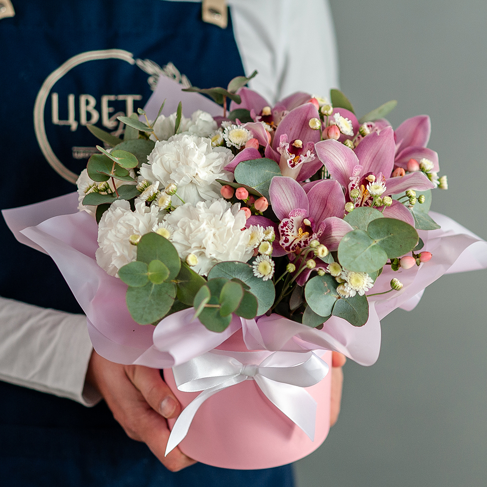 Розовая орхидея с белыми диантусами в шляпной коробке