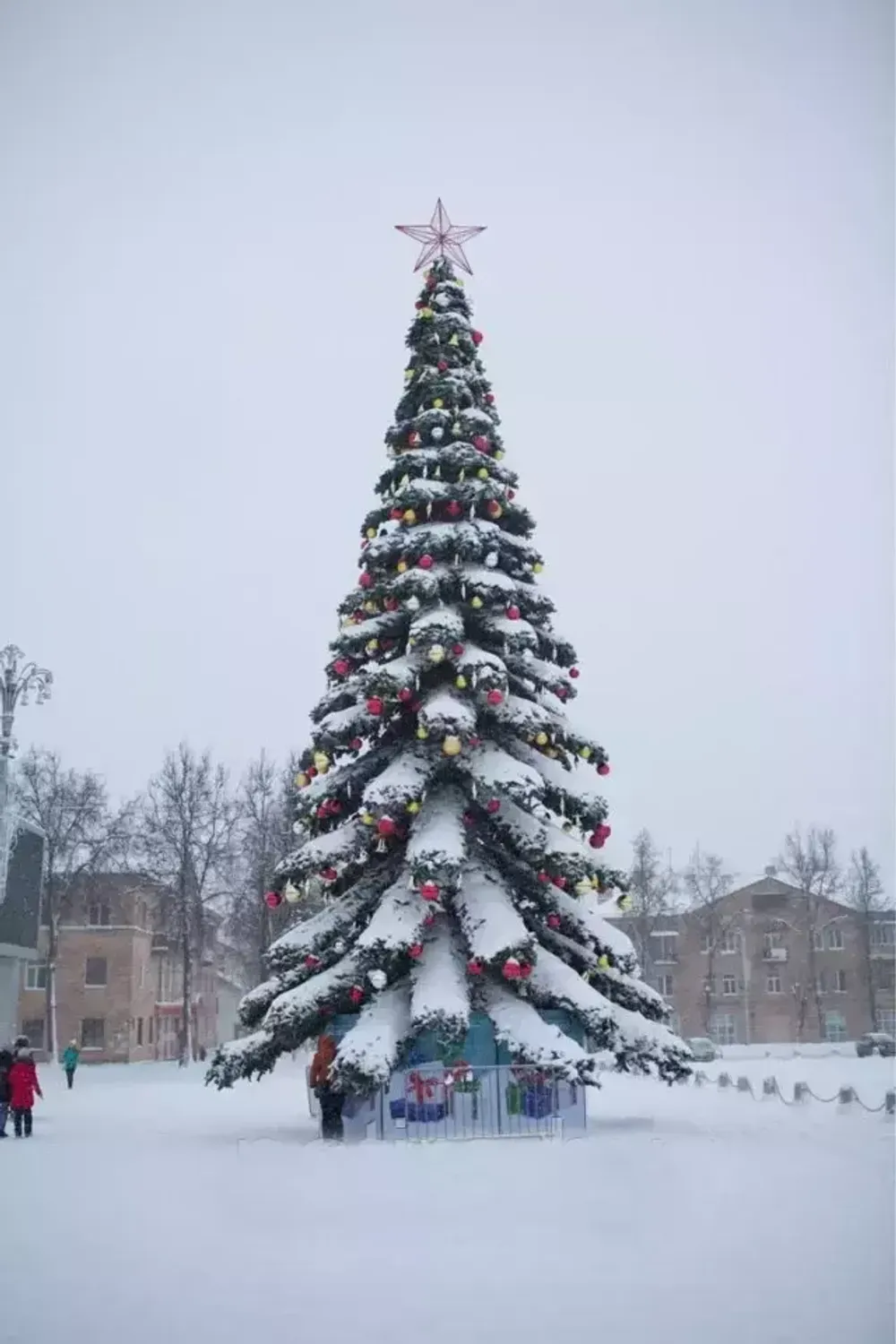 Светодинамическая елка ствольная - встроенная гирлянда: Холодный свет - "Таежная" от 11 до 21 м