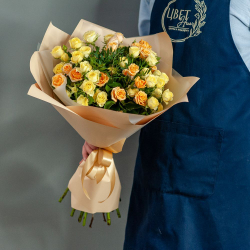 Букет солнечных кустовых роз в оформлении