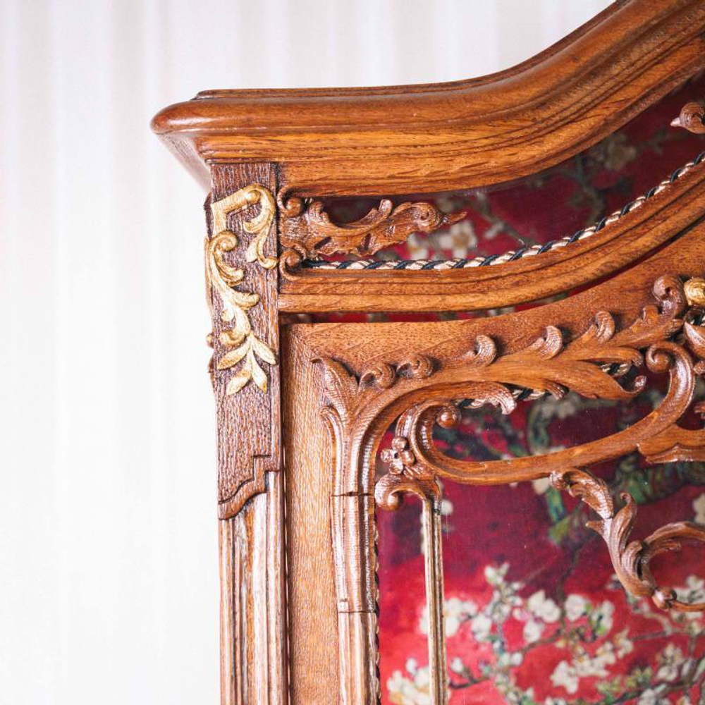 Витрина из дуба с позолотой в стиле Рококо