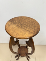 Резной деревянный столик-подставка