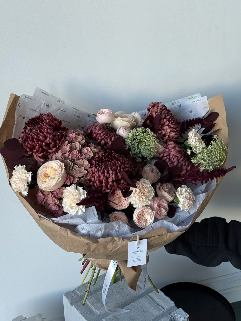 Букет из хризантемы бигуди, кустовых пионовидных роз, гортензии, амми и диантусов