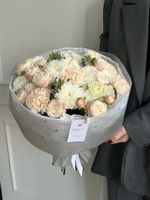 Букет из кустовых пионовидных роз, диантусов и оксипеталума