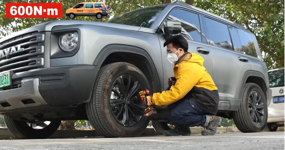 Аккумуляторный бесщеточный ударный гайковерт INGCO CIWLI42602 INDUSTRIAL 42 В 1/2" 600 Нм