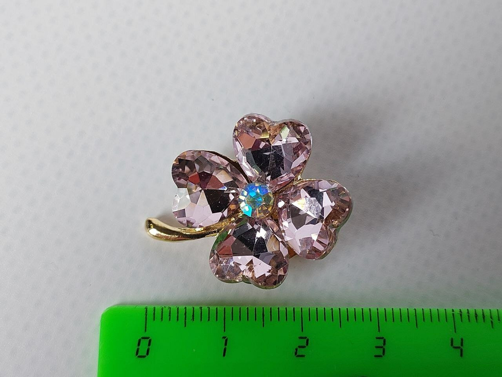 Брошь. Брошка. Клевер-четырехлистник — символ удачи. Цвет розовый