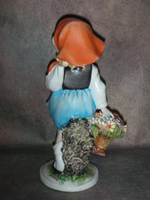 Статуэтка. Фарфор. Девочка с корзиной цветов. Capodimonte. Италия