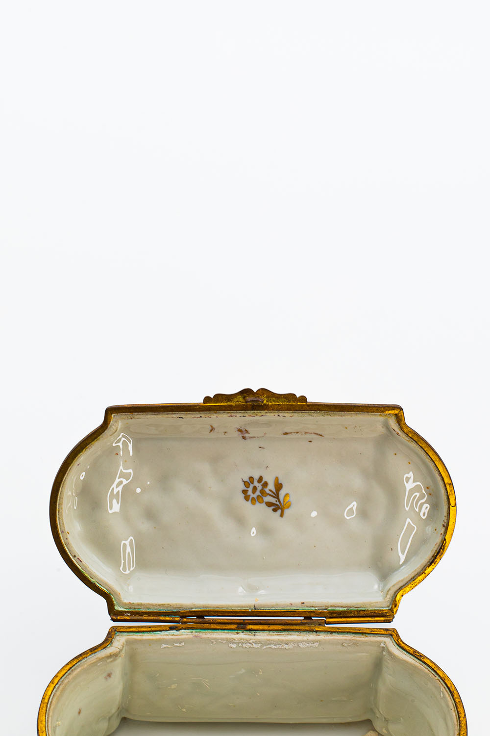 Фарфоровая шкатулка. Путти. Фарфор, ручная роспись. Италия, Каподимонте (Capodimonte), к. XIX в.