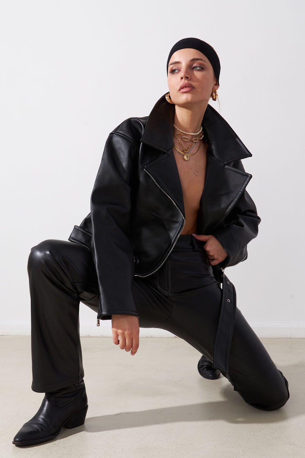 Брюки из экокожи прямые черного цвета