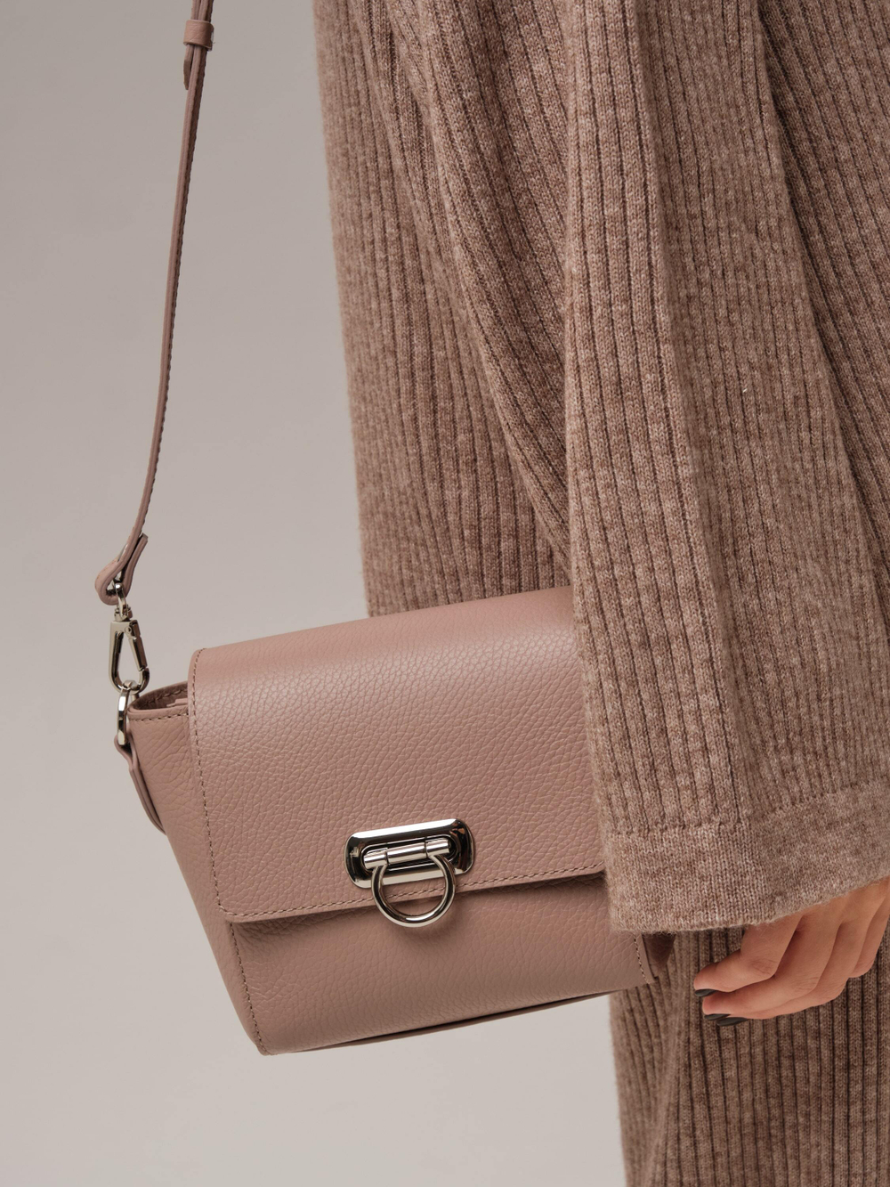 Сумка кожаная кросс-боди фруктовый мусс