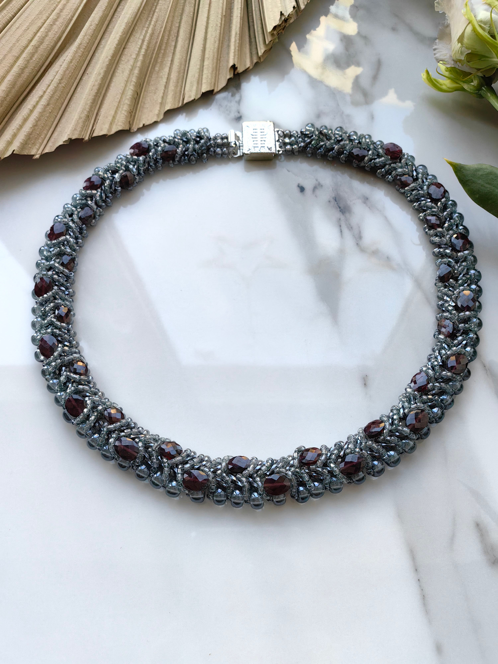 Колье из бисера "Змейка" ручной работы с камнем Гранат