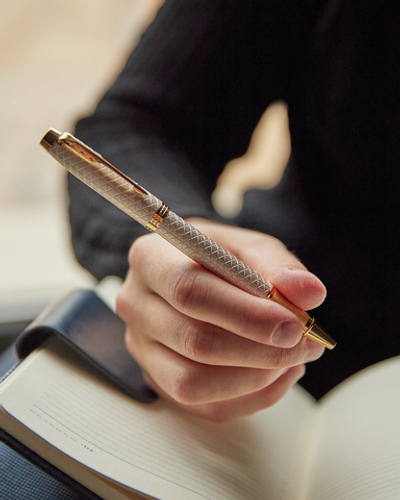 Подарочный набор с гравировкой: Ежедневник недатированный и Ручка роллер Parker IM Premium Warm Grey GT