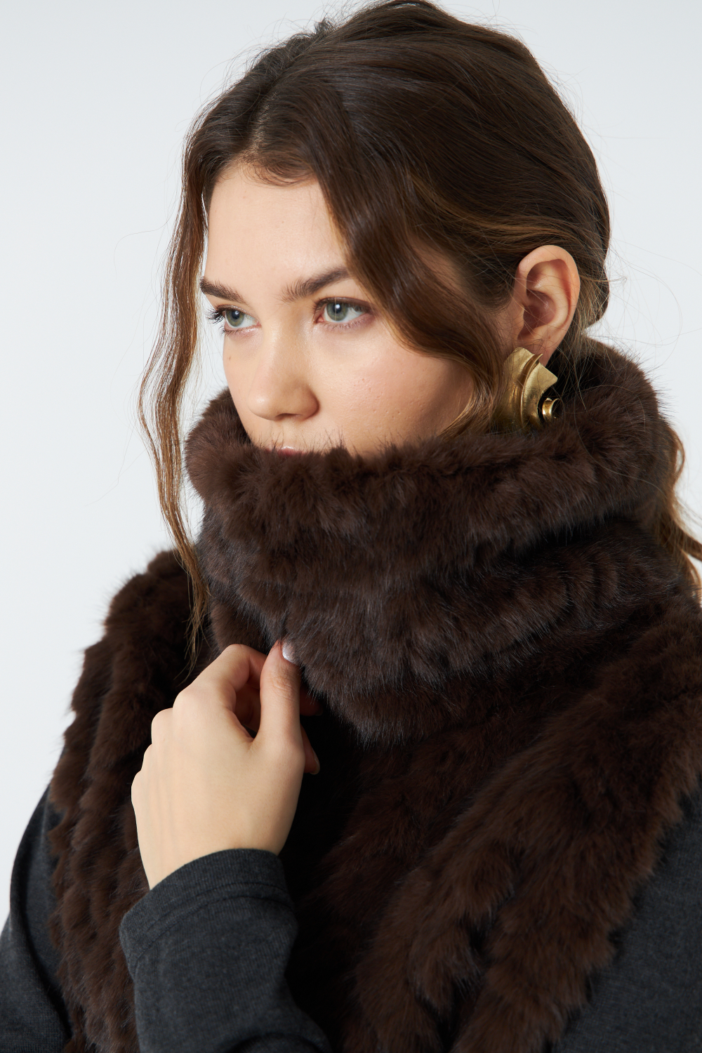 Манишка из эко-меха