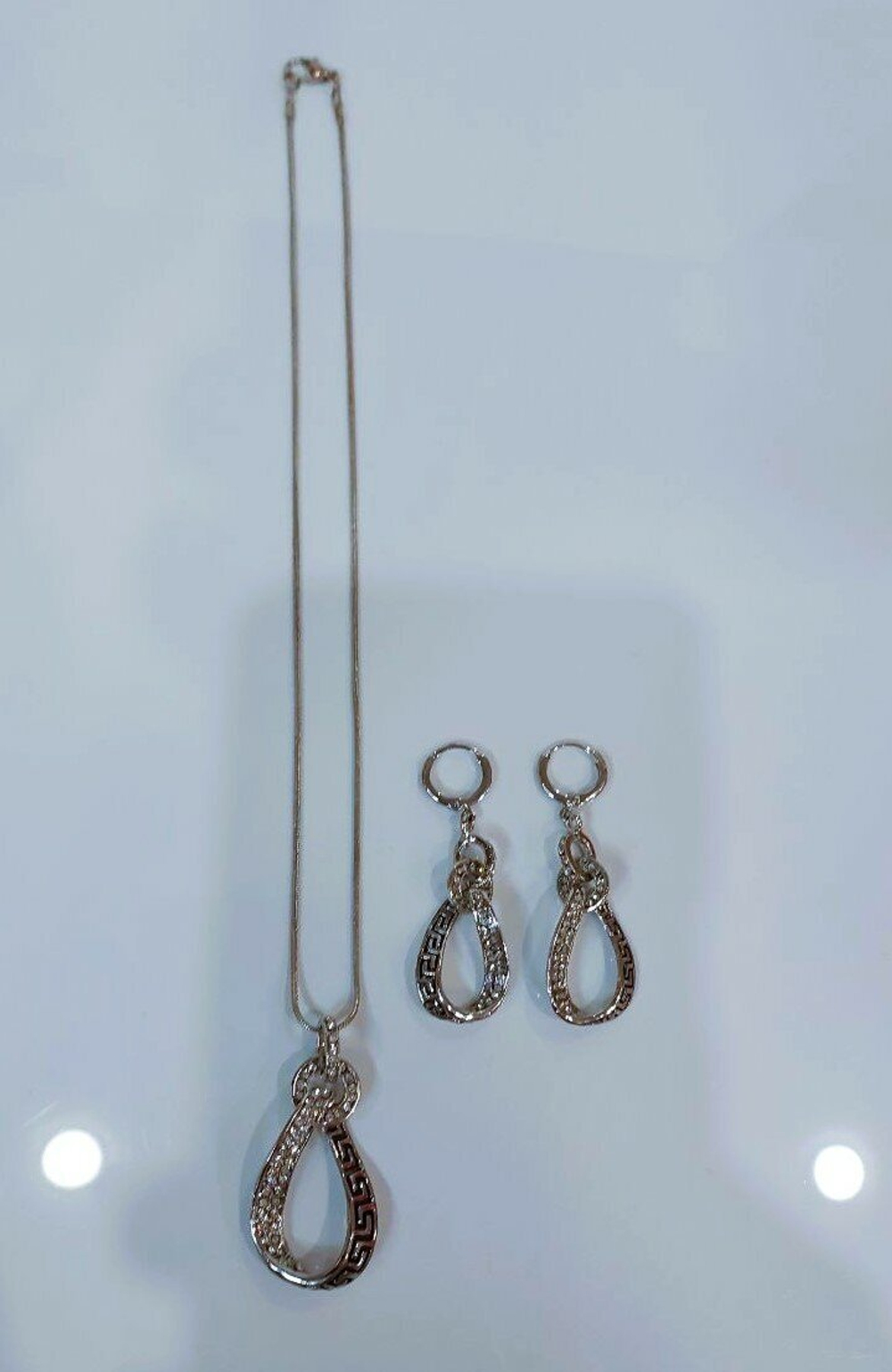 Комплект бижутерии. Набор колье с серьгами "Юнона"