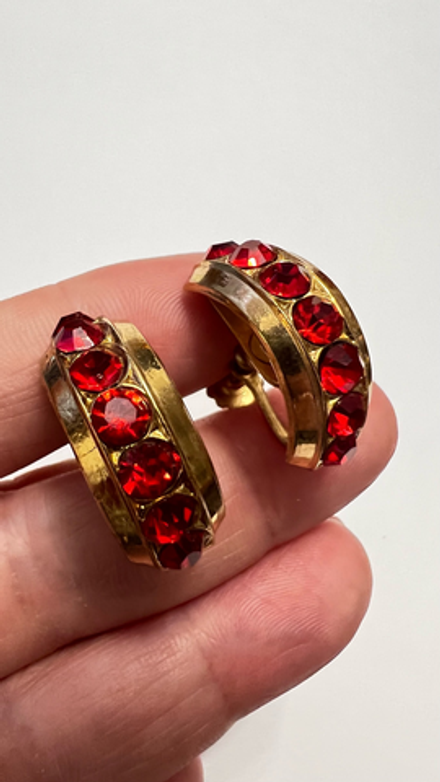 Красные серьги на винтах