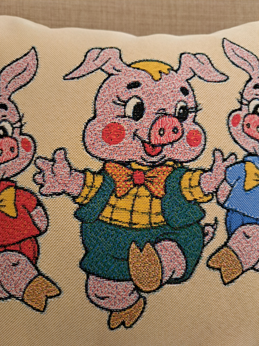 Декоративный гобеленовый чехол для интерьерной подушки Три поросенка 38*38