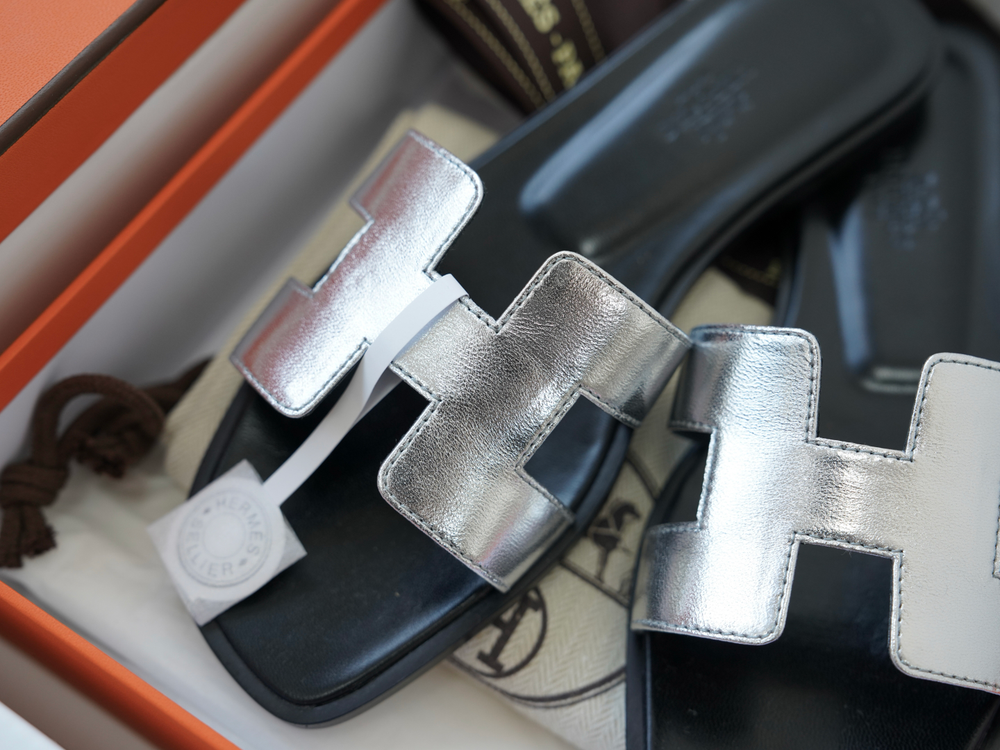 Шлепанцы из натуральной кожи