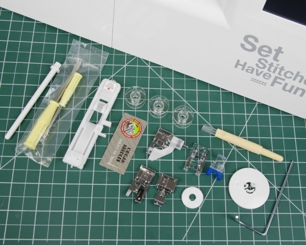 Швейная машина Aurora Style 700/ 100 операций для шитья + 172 символа / 7 видов петли-автомат / алфавит / умное меню Smart