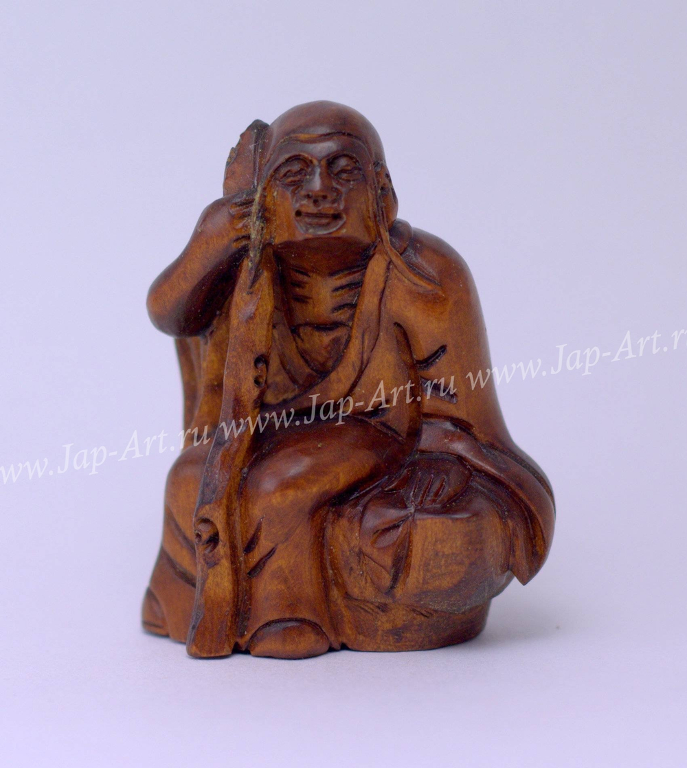 Нэцкэ Монах присел на камень