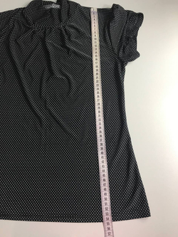 Блузка в мелкий горошек для романтичного акцента в образе, визуально на 44 размер