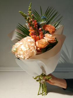 Летний солнечный букет с танацетумом и ароматными пионами Сара Бернард (С0034)
