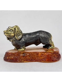 Бронзовая статуэтка на янтаре