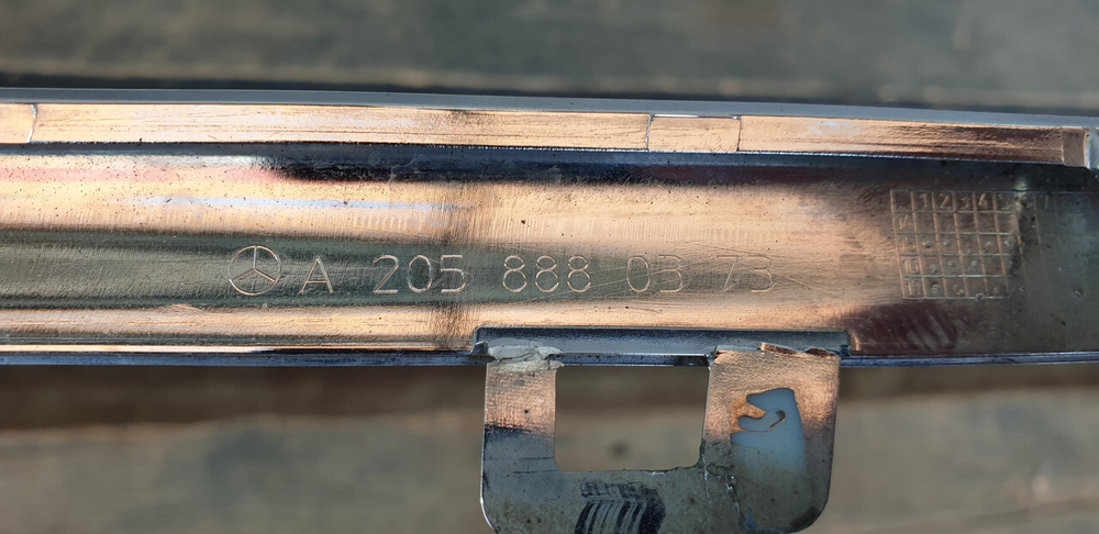 Молдинг решетки радиатора Mercedes C (W205) 14-18 Б/У Оригинал A2058880373