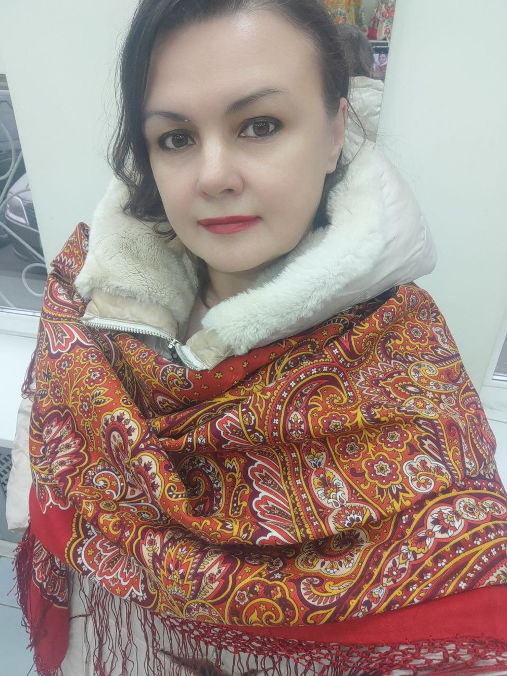 Платок из уплотненной шерстяной ткани с шелковой бахромой