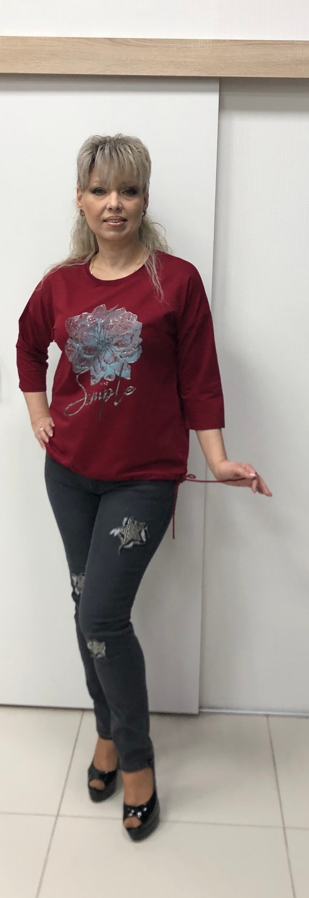 Серые зауженные джинсы со "звездами"