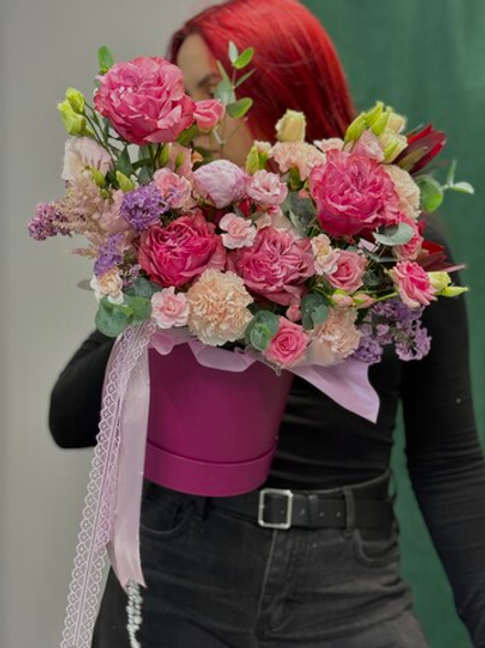 Коробка с цветами «Взрыв нежности» с пионовидной розой, эустомой и диантусами