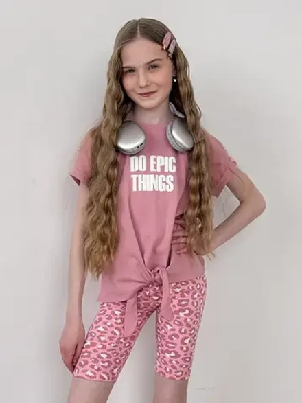 Розовый костюм для девочки на лето