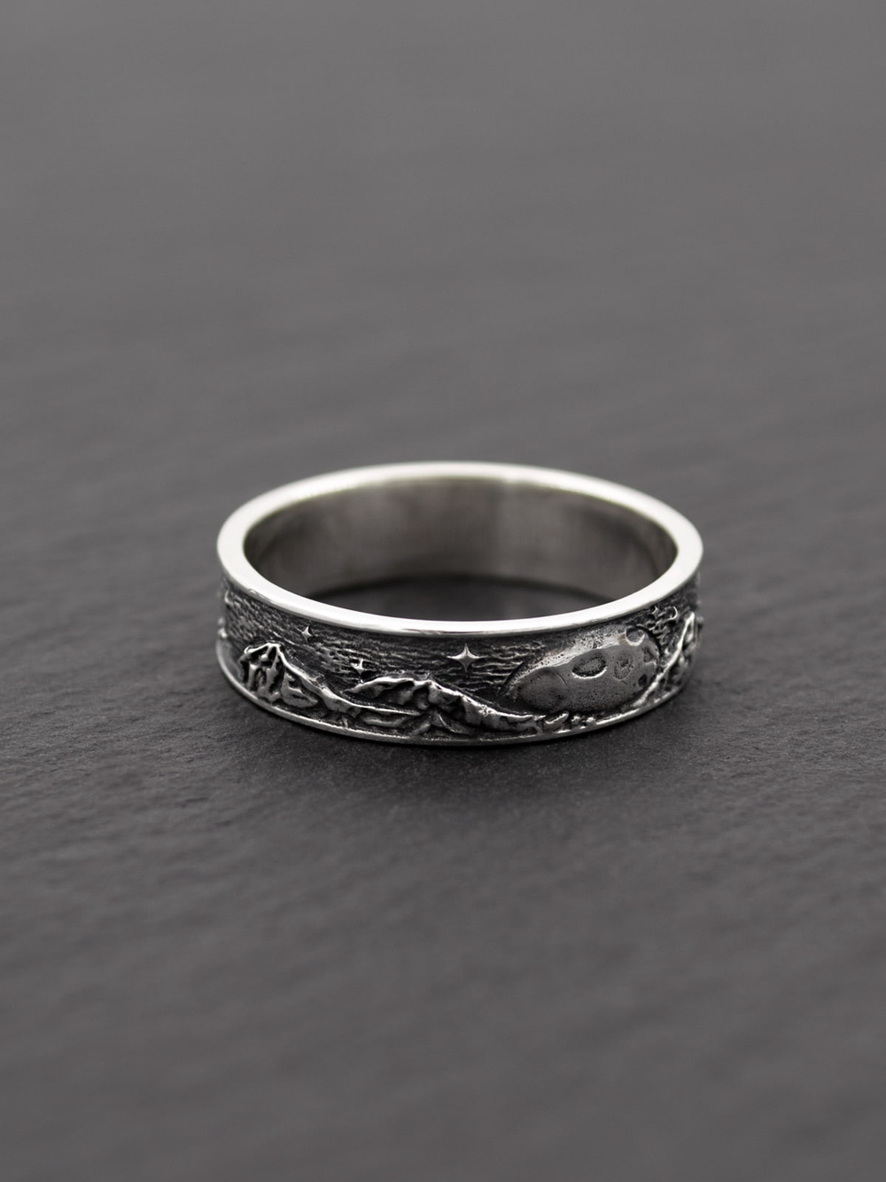 Фотография серебряного авторского кольца ручной работы с изображением лунной ночи