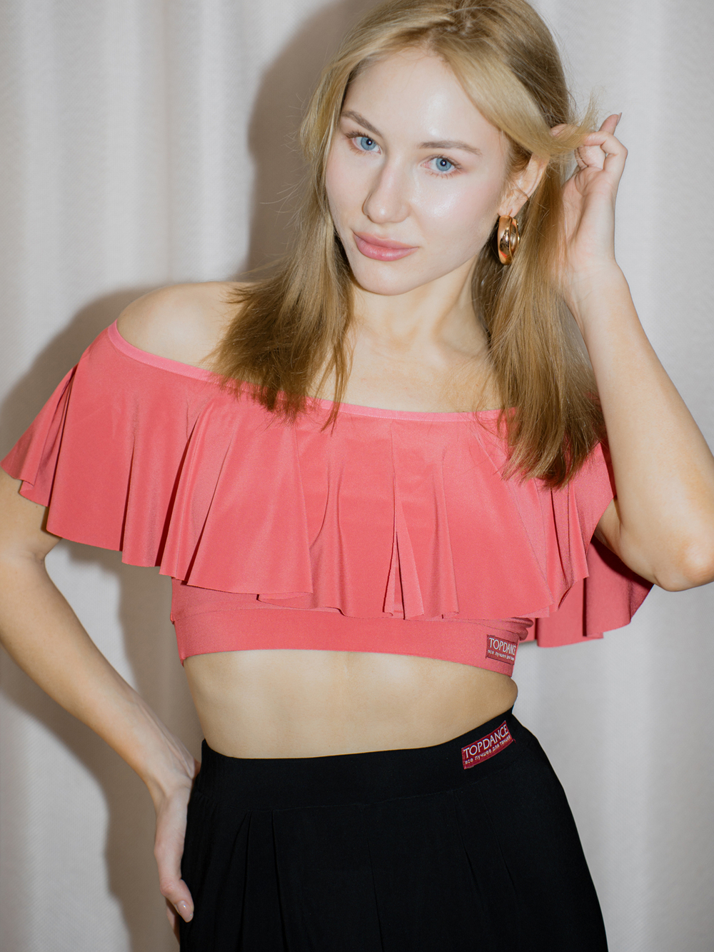 Короткий топ с воланом