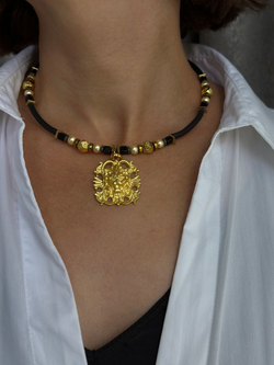 Кулон лев на каучуке. Состав: гематит, жемчуг, лава.