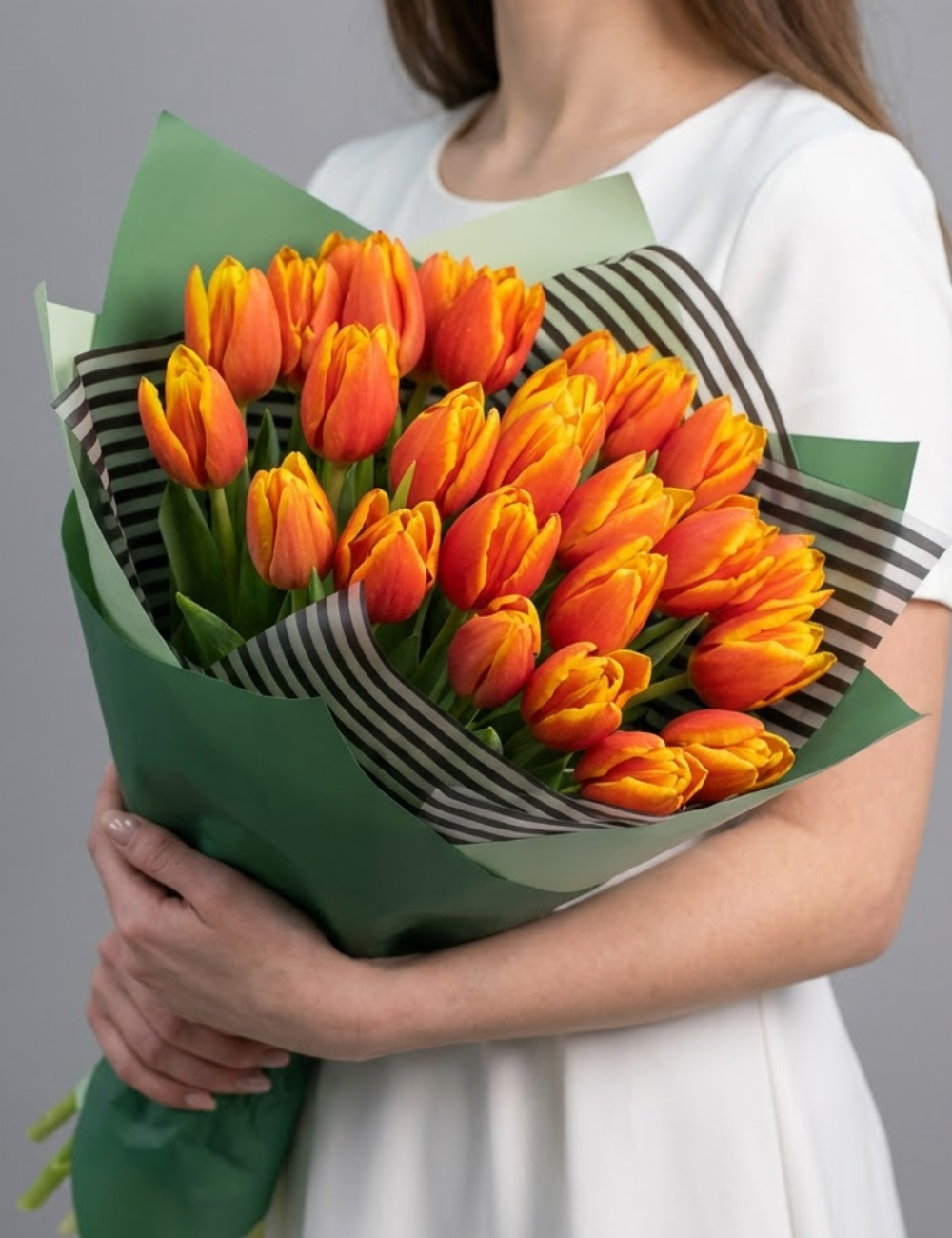 Букет оранжевых тюльпанов в пленке