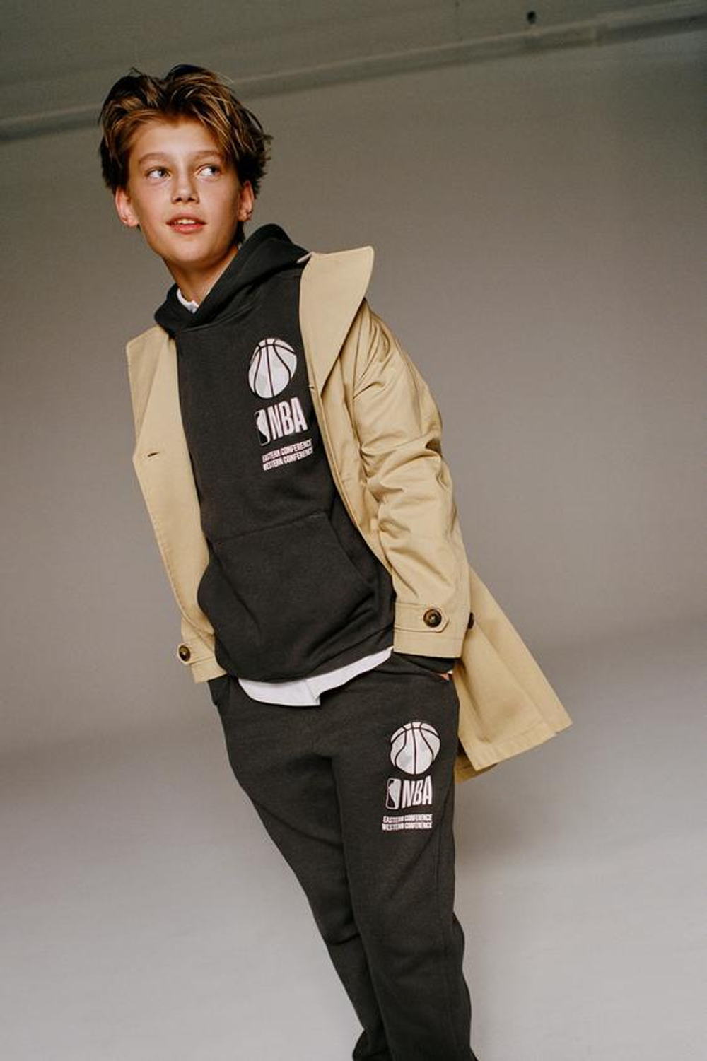 ZARA ДЖОГГЕРЫ С НАШИВКАМИ NBA ©, АНТРАЦИТОВО-СЕРЫЙ