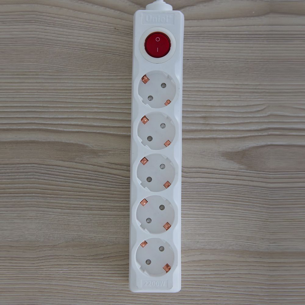 S-GSU5-5 WHITE Cетевой фильтр серии Universal. 5м Пвс 3x0.75. 5 гнезд. с-з. 10А. Защита от перенапряжения. короткого замыкания. TM Uniel.