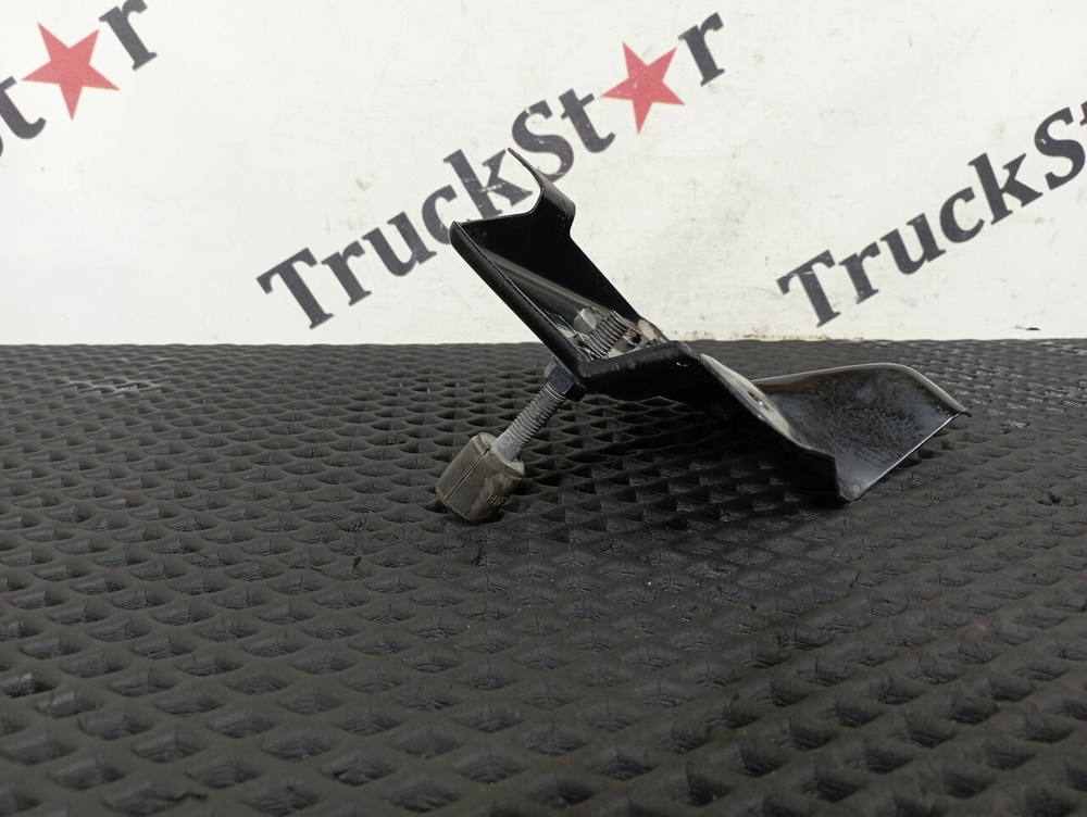 Кронштейн замка капота левый