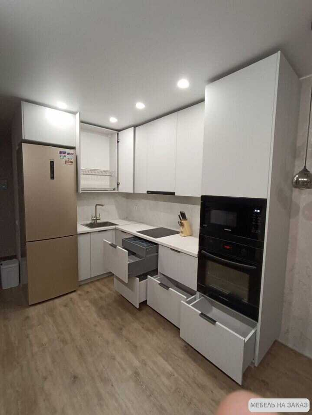 Угловая кухня в потолок