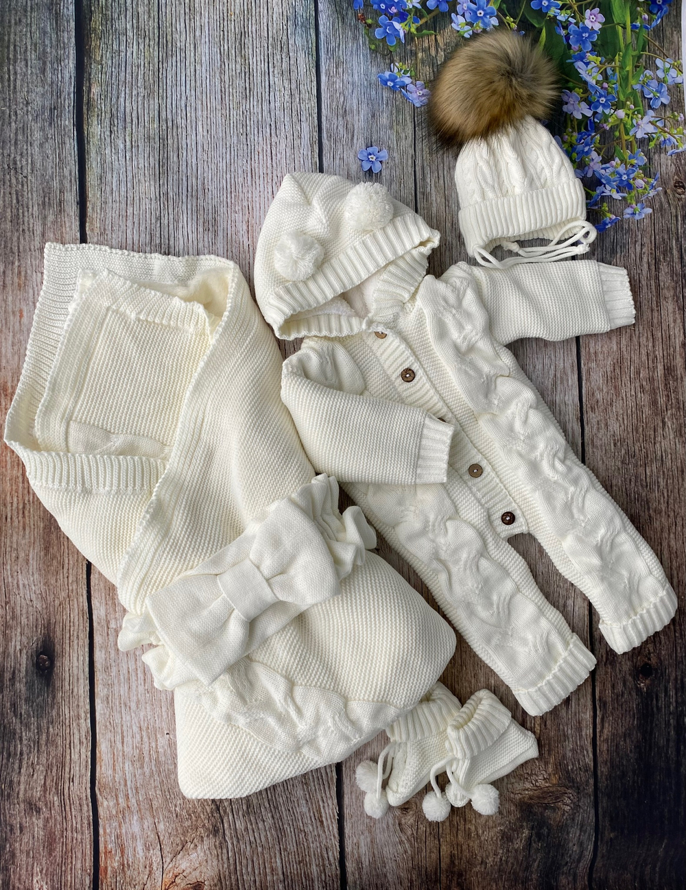 Вязаный комплект на выписку 5 предметов  (Одеяло утеплен., бант, пинетки, комбинезон, шапка) (Цвет: Синий)