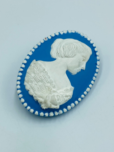 Брошь Hallmark "камея"